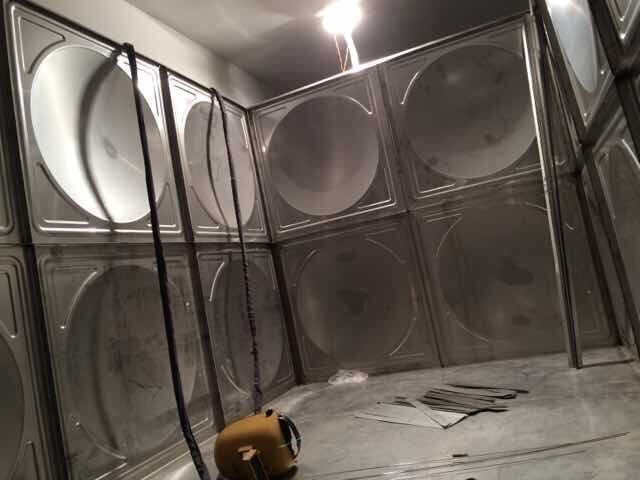 5-40噸方形不銹鋼水箱施工現場